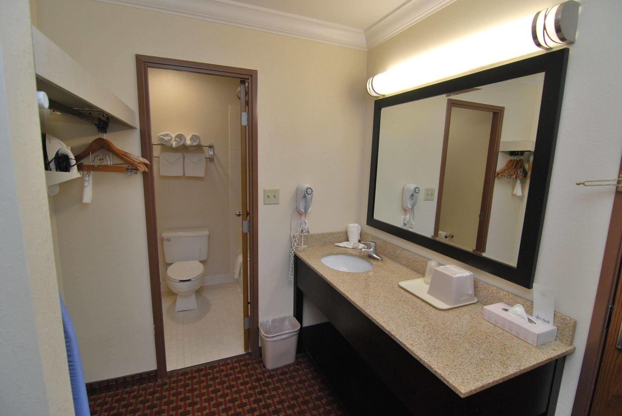 Americinn By Wyndham Johnston Des Moines Urbandale Eksteriør billede